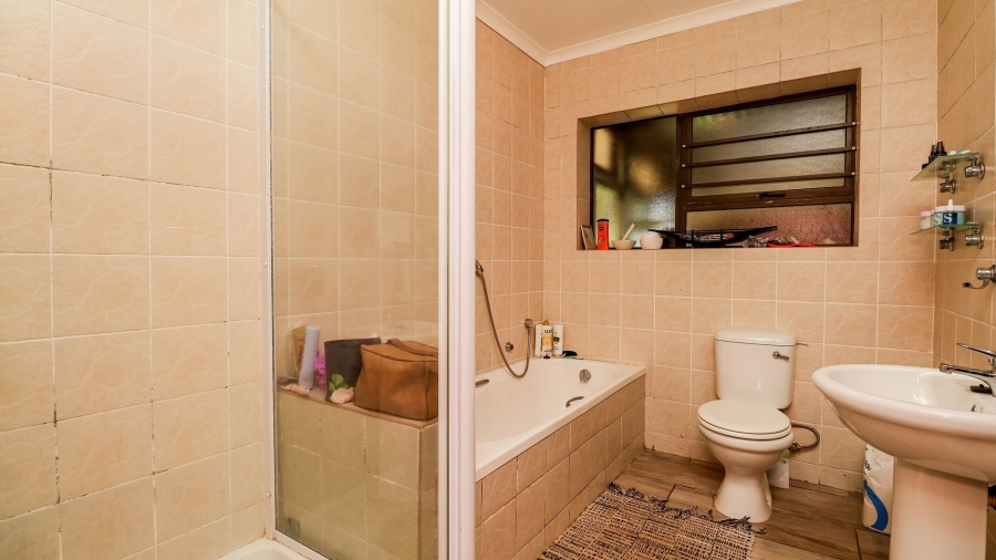 5 Bedroom Property for Sale in Aalwyndal Western Cape